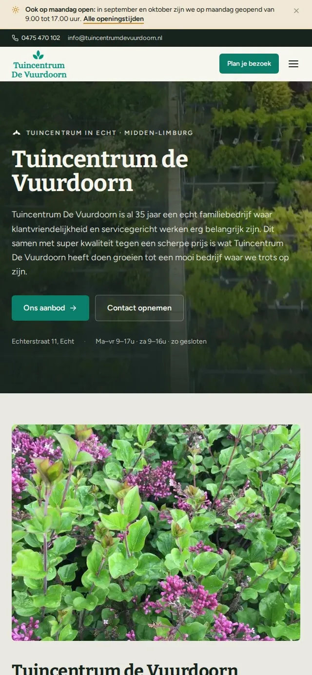 De homepage van Tuincentrum de Vuurdoorn op een telefoon, met adres en openingstijden onder de hero